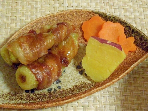 バナナピーマンの甘辛豚バラ肉巻